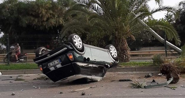 Alanya'da kadın sürücünün kullandığı araç takla attı