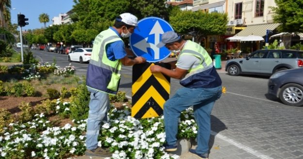 Alanya’da trafik levhası çalışması devam ediyor