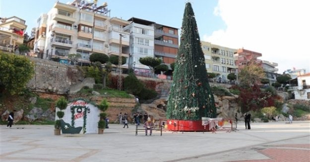 Alanya’da dev Noel ağacı