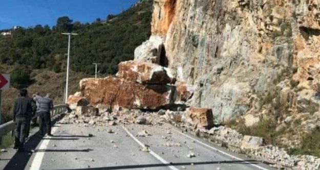 Alanya-Anamur yolu heyelan nedeniyle trafiğe kapandı