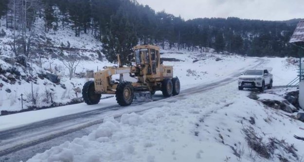 Alanya'da kardan kapanan yol açıldı