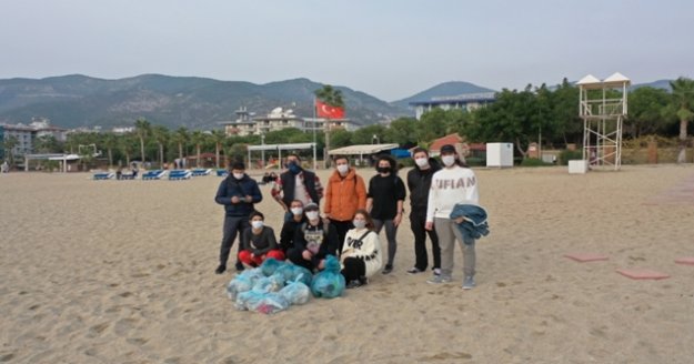 Alanya gençler çöp topladı