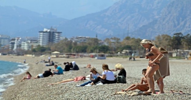 Mart ayının sonlarında turistlerin kısıtlamasız deniz keyfi