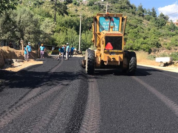 Alanya'da Fatih Caddesi'ne sıcak asfalt