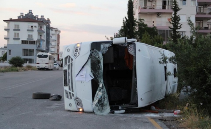 Midibüs ile otomobil çarpıştı: 2 yaralı var