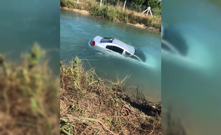 Sulama kanalına uçan otomobilden kendi imkanlarıyla kurtuldu