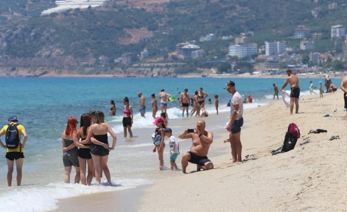 Alanya'da plajlar tıklım tıklım doldu