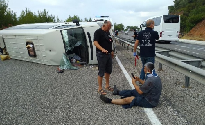 Lastiği yarılan kuruyemiş yüklü minibüs devrilip metrelerce sürüklendi: 2 yaralı