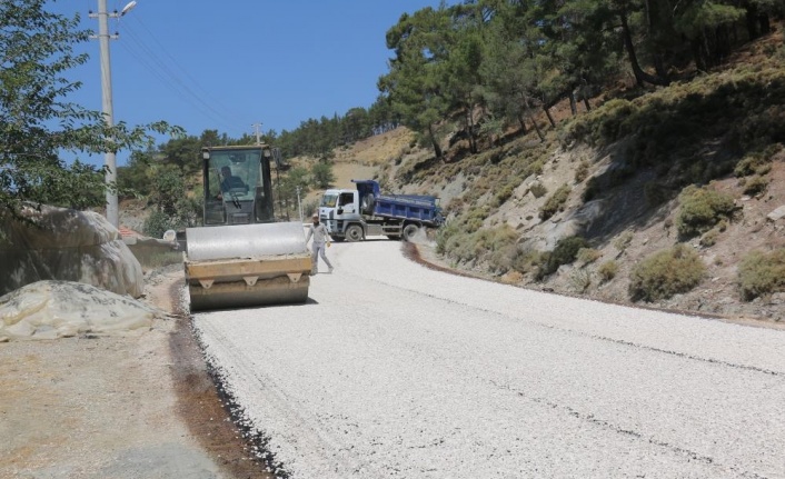 Büyükşehirden Kaş’ın Sütleğen grup yoluna asfalt