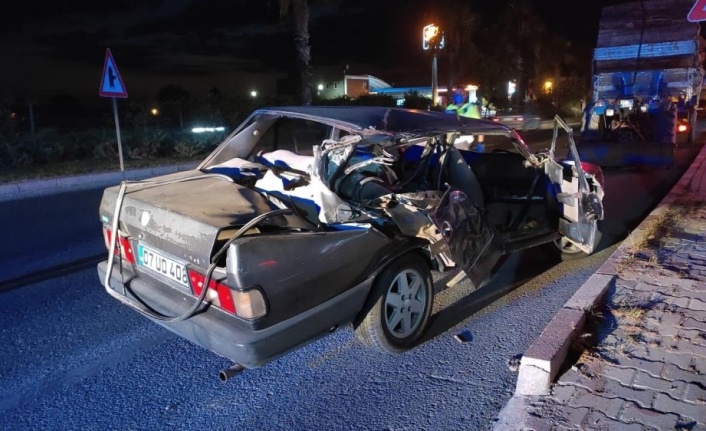 Traktöre çarpan sürücü otomobilin camından yola fırladı