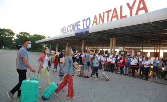 Antalya turizmde Akdeniz’e kıyısı olan rakiplerini geride bıraktı