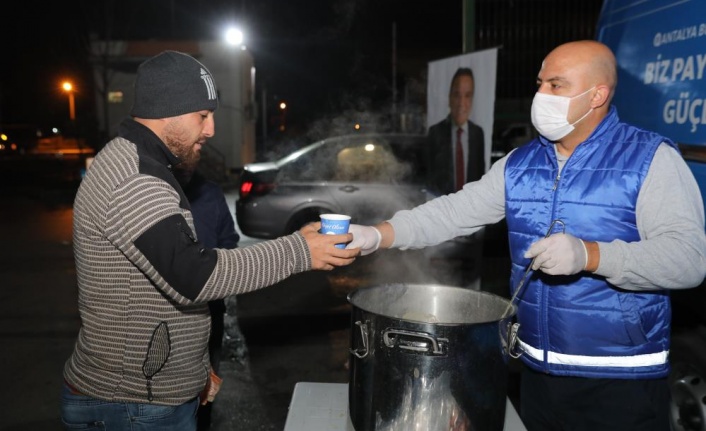 Toptancı Hali’nde sıcak çorba ikramı