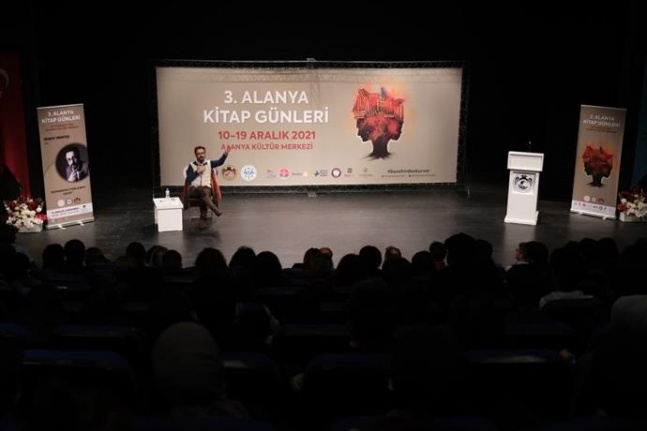 Yazar Murat Menteş, Alanyalı sevenleriyle buluştu 