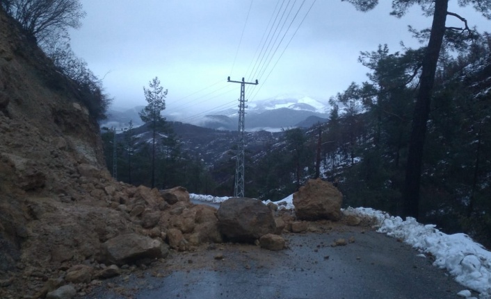 Alanya'da kaya düşen yol trafiğe  açıldı