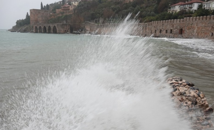 Alanya'da kuvvetli rüzgar dev dalgalar oluşturdu