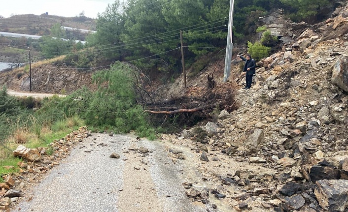 Alanya'da meydana gelen heyelan yolu kapattı