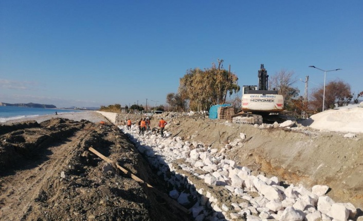 Dalgalar sonucu yıkılan istinat duvarı yenileniyor