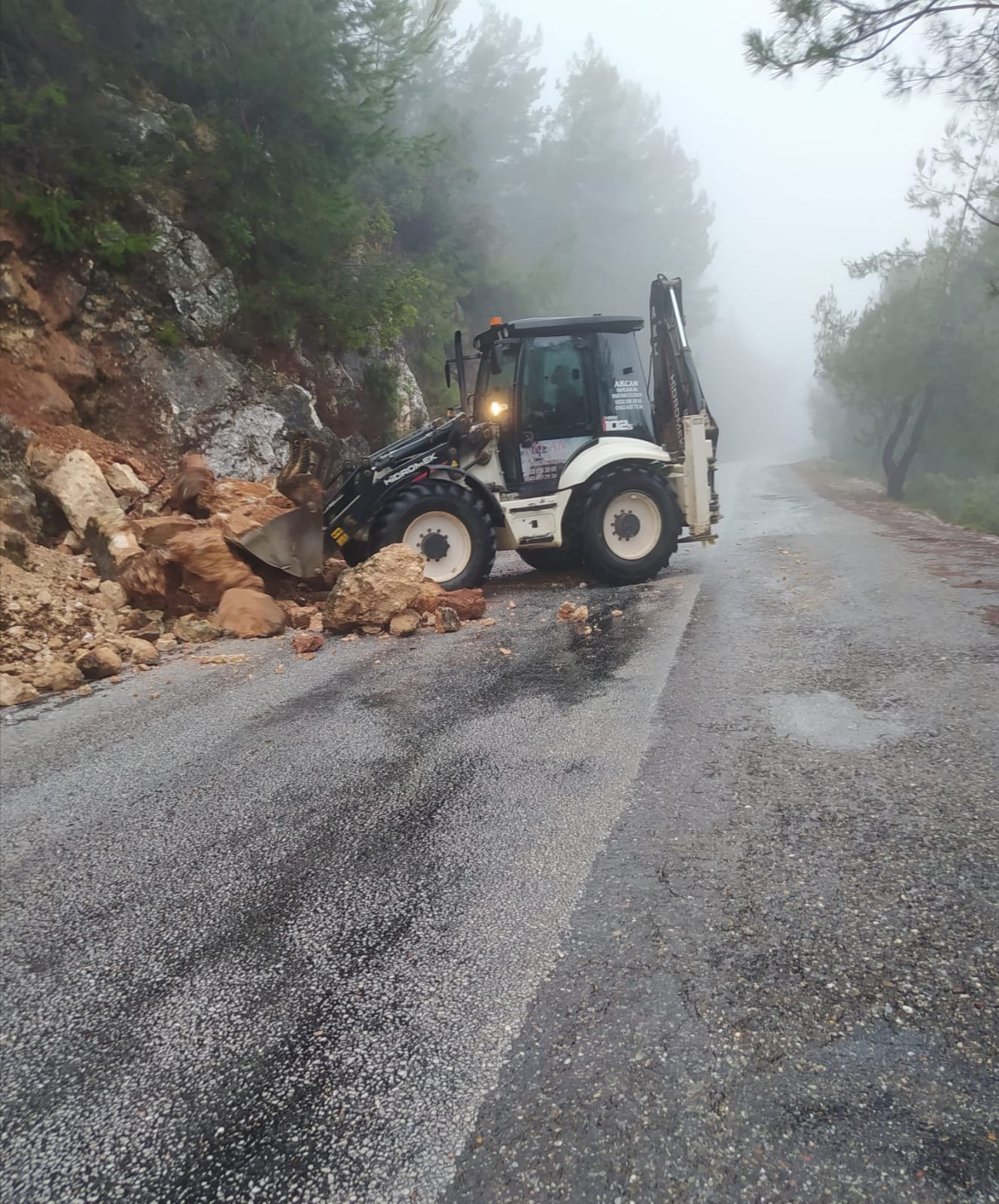 Heyelan nedeniyle kapanan yollara anında müdahale