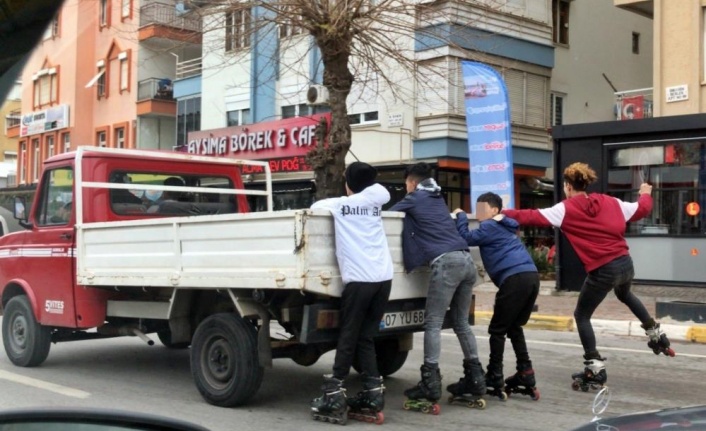 Patenli gençlerin müzik eşliğinde ölümle dansı