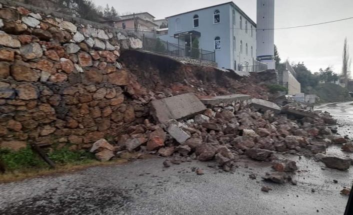 Alanya'da aşırı yağış nedeniyle cami duvarı çöktü