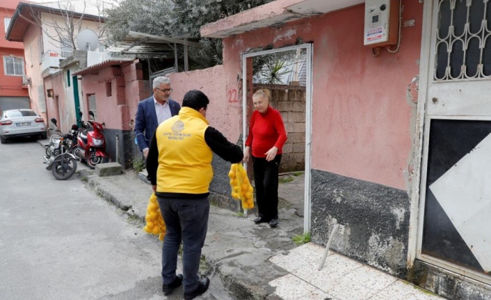 Dalında kalan limon vatandaşa dağıtılıyor