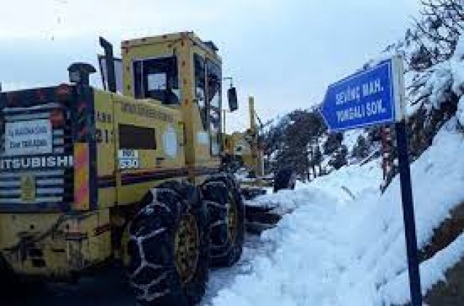 Kar temizleme çalışmalarında 2 metrelik kar dağları oluştu