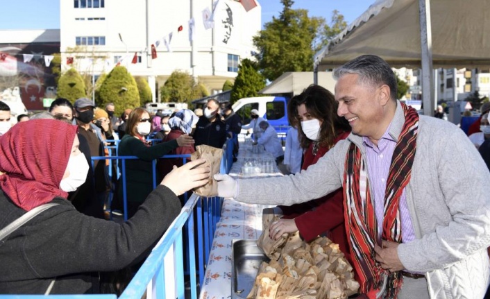 Karadenizliler buluşmasında 1 ton hamsi dağıtıldı