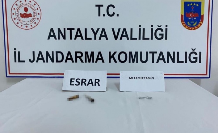 Kontrol noktasında durdurulan araçta uyuşturucu maddeler bulundu