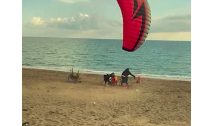 Paramotor yere çakıldı, sahilde oturan aile çocukları ile son anda kurtuldu