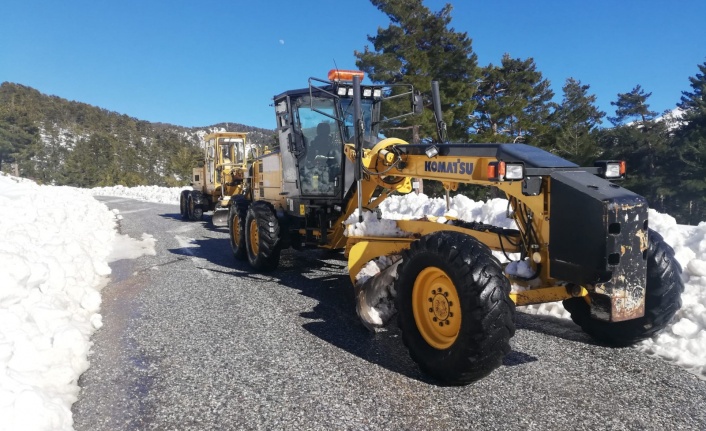 Taşatan Yolu’nda tuzlama çalışması 