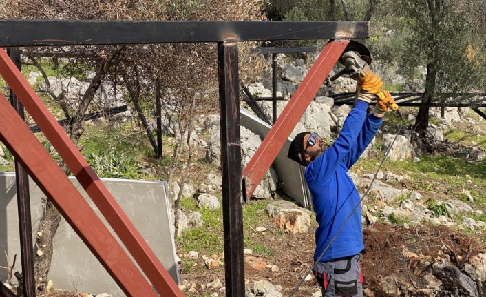 Turizm merkezi Kaş’ta kaçak yapılar yıkıldı