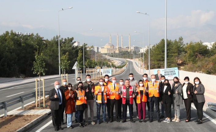 Üniversite Caddesi’ndeki yeni yol trafiğe açıldı