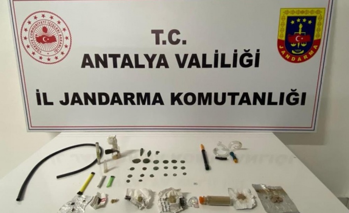 Yol kontrol noktasında durdurulan araçtakiler suç makinesi çıktı