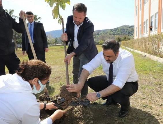 ALKÜ'de meyve fidanı toprakla buluştu