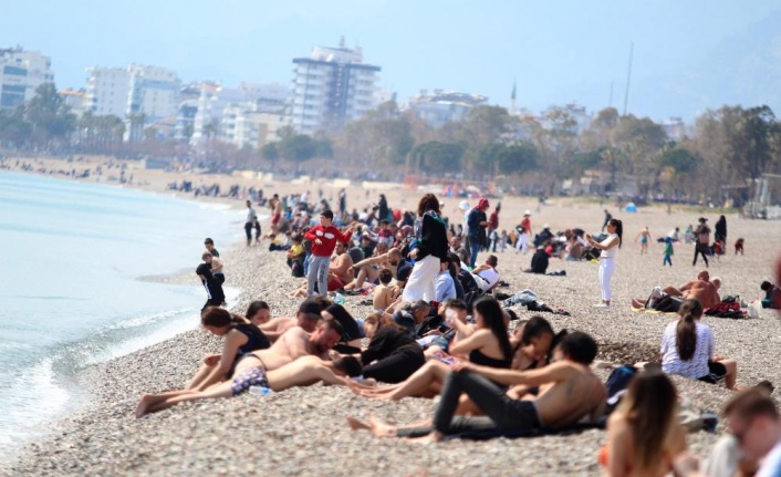 Deniz sezonu açıldı, sahilde yoğunluk oluştu