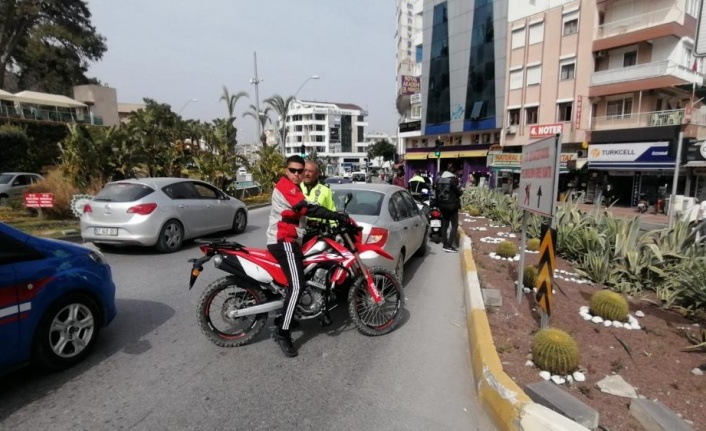 Trafik ekiplerinden kask takmayan motosiklet sürücülerine af yok