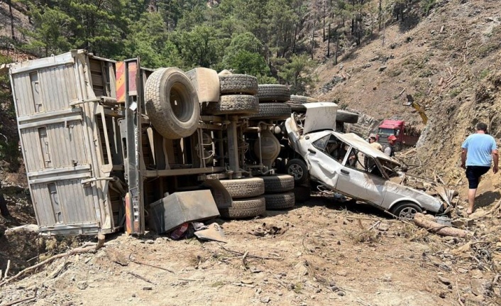 Rampa aşağı park edilen kamyon önündeki otomobili uçuruma doğru sürükledi