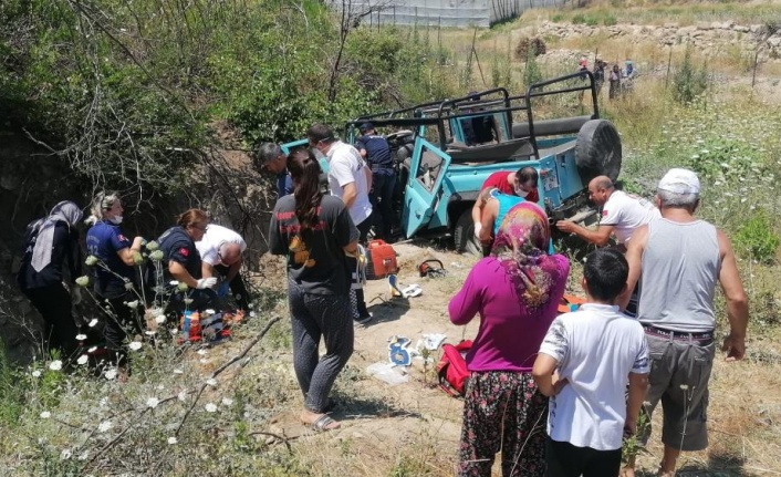 Safari cipi şarampole yuvarlandı: 1 ölü, 9 yaralı