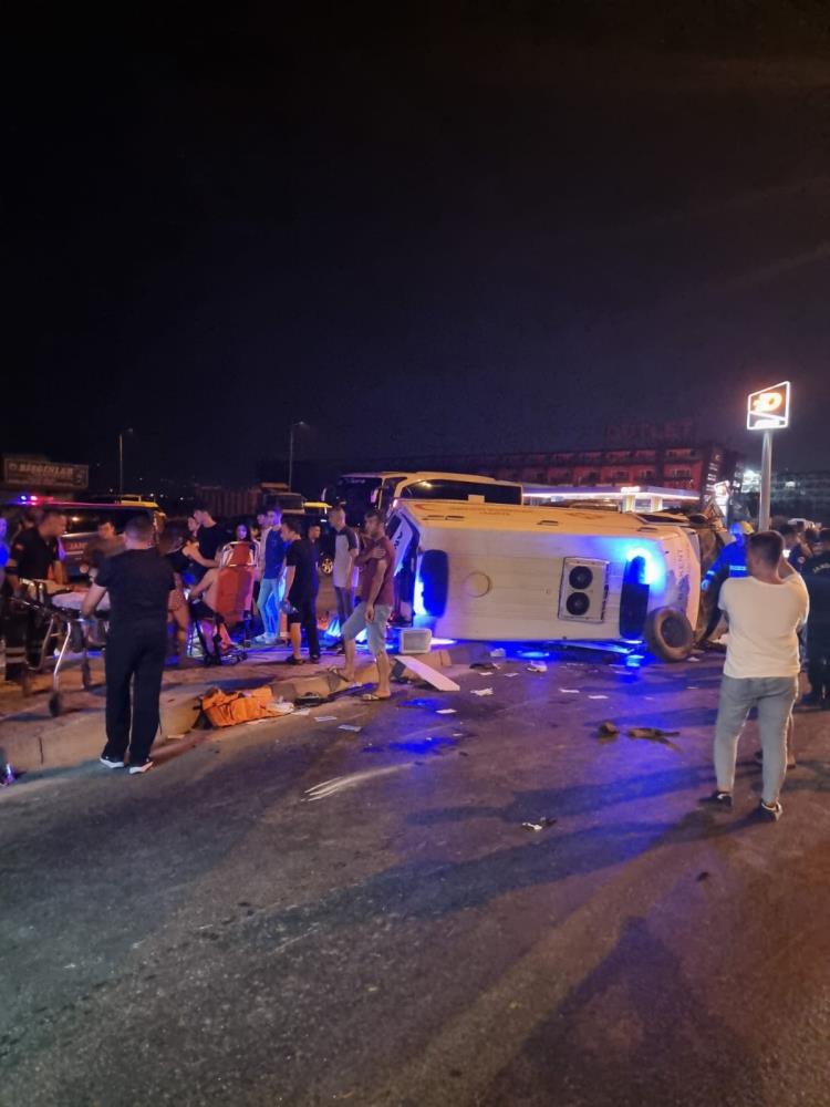 Alanya'da otomobilin çarptığı ambulansta 3 kişi yaralandı