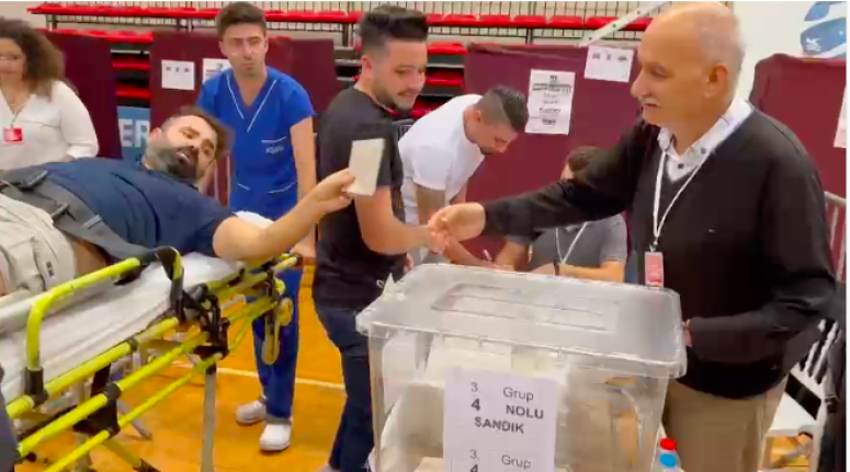 Oy kullanmak için ambulansla geldi