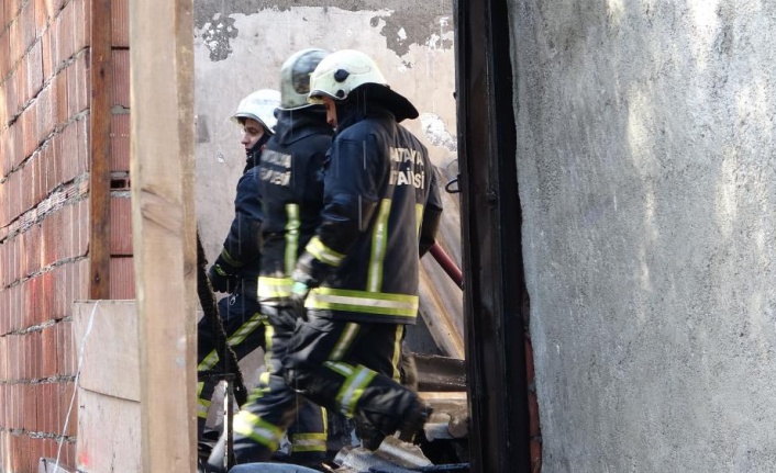 Antalya'da metruk binada kokutan yangın