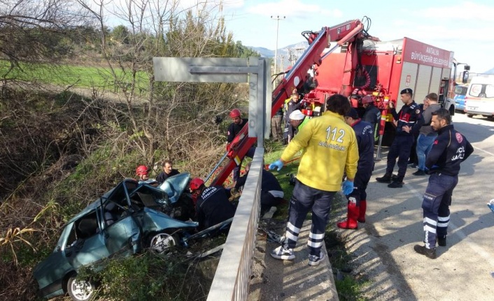 Antalya'da köprü demirine çarpan otomobilde can pazarı