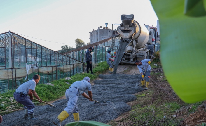 Belediye ekiplerinden Kahyalar'a beton yol hizmeti