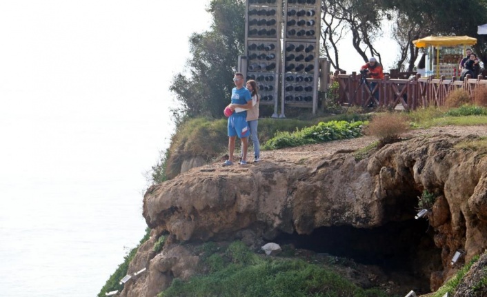 Turist çiftin uçurum kenarındaki romantizmi yürekleri ağza getirdi