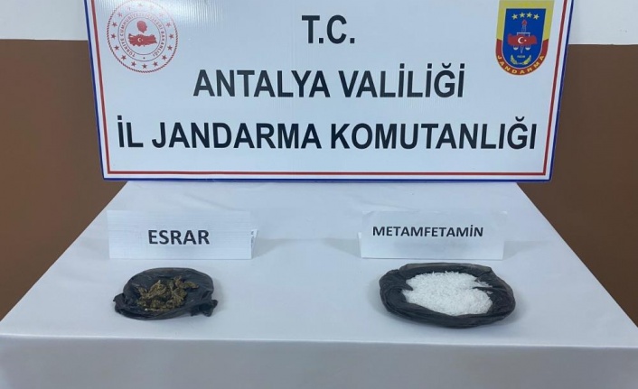 Yolcu otobüsünde koltuğun altına koyduğu uyuşturucu ile yakalandı