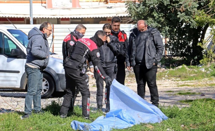 Antalya'da boş arazide erkek cesedi bulundu