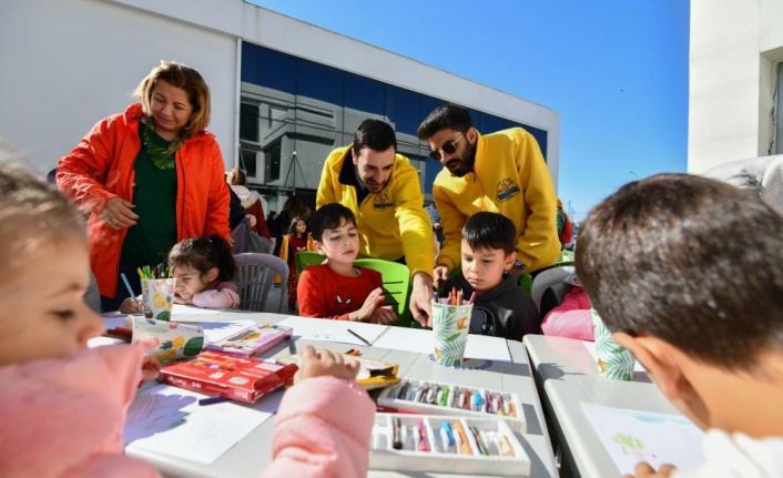 Depremzede çocuklar ev çizdi