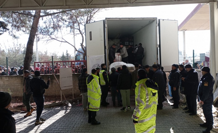 Depremzedelere gönderilen yardım tırı Narlı'ya ulaştı