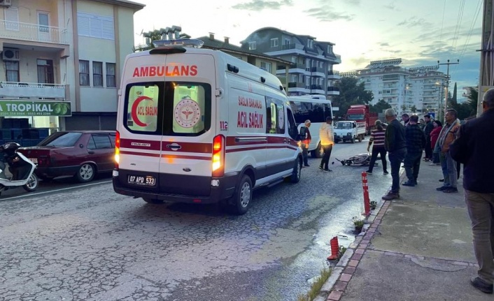 Alkollü motosiklet sürücüsü minibüsün aynasına takıldı