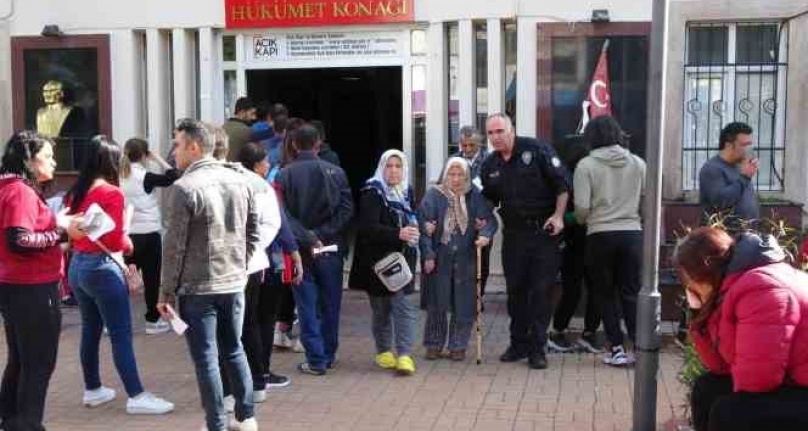 Depremde ölen polisin annesine Antalya polisi sahip çıktı